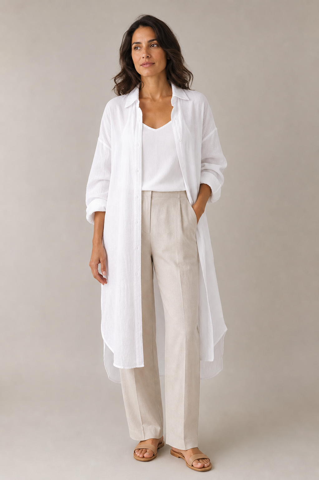 Modelo con camisa larga blanca y holgada, vista frontal.
