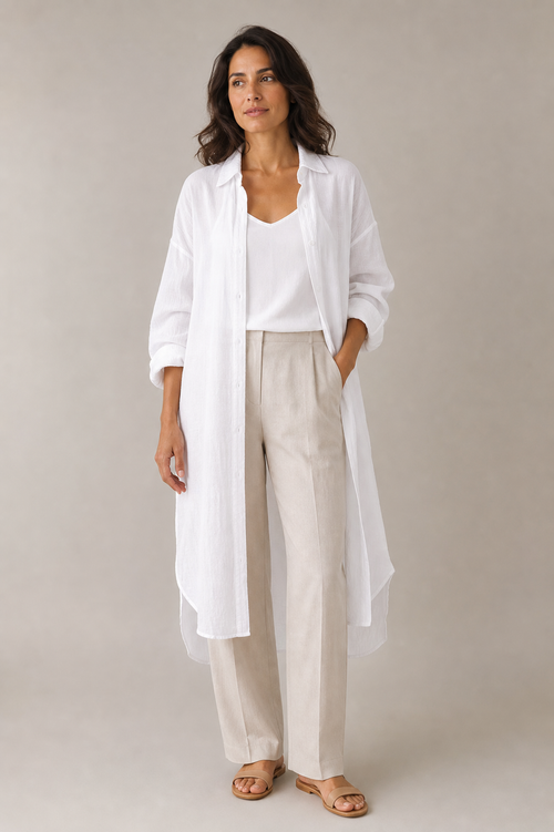 Modelo con camisa larga blanca y holgada, vista frontal.