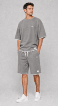 Conjunto deportivo gris de camiseta y pantalón corto para hombre
