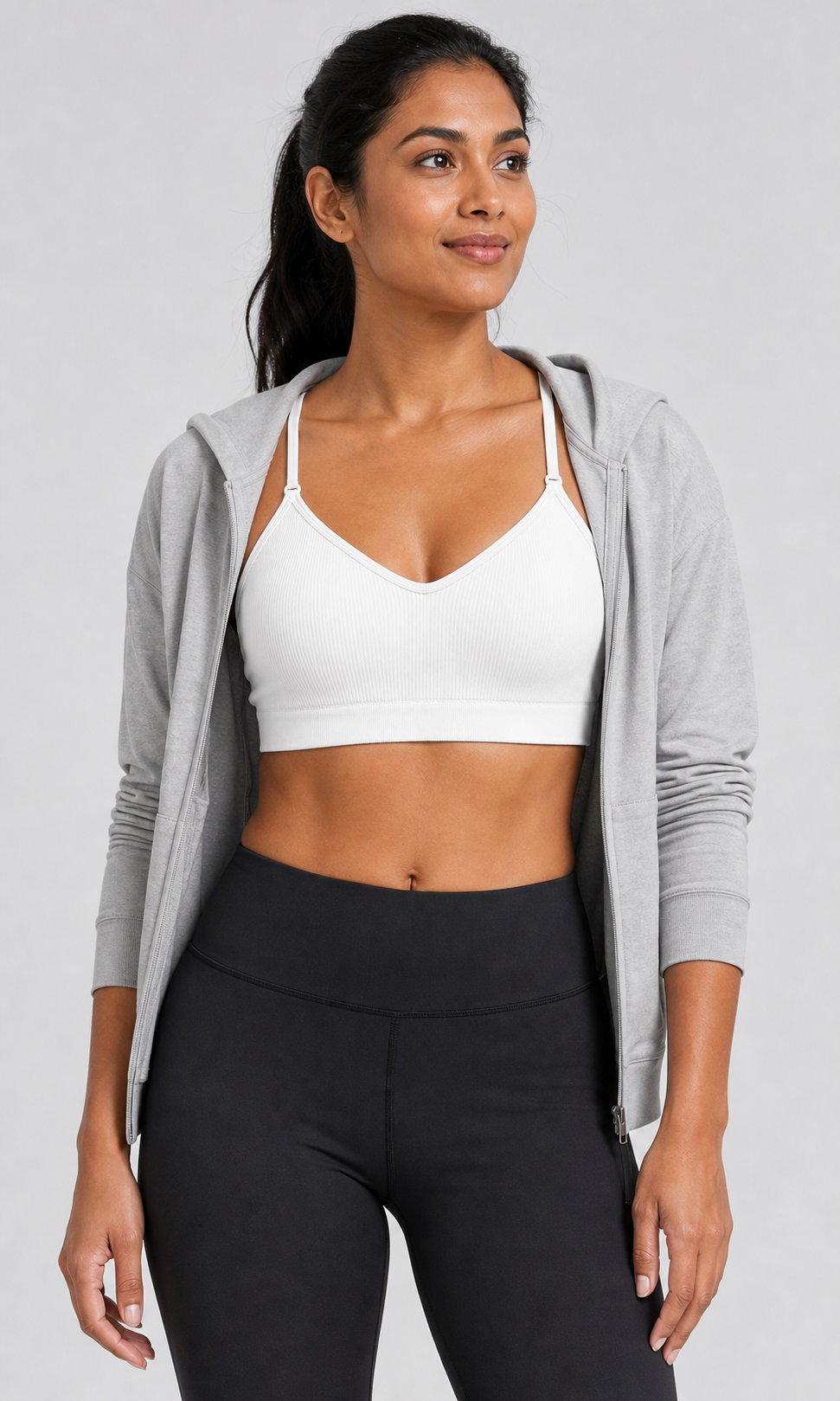 Modelo adulta con top deportivo blanco acanalado y conjunto de entrenamiento.