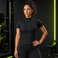 Modelo con chaqueta deportiva ajustada negra de manga corta