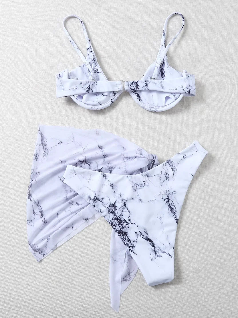Bikini de tres piezas blanco con estampado mármol.