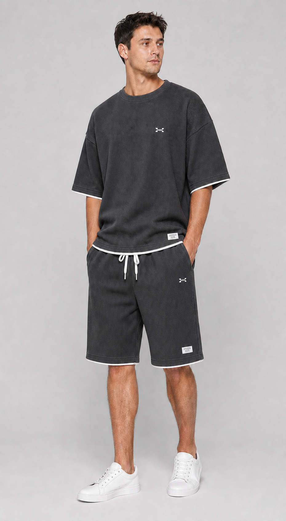 Conjunto deportivo gris oscuro de camiseta y pantalón corto para hombre