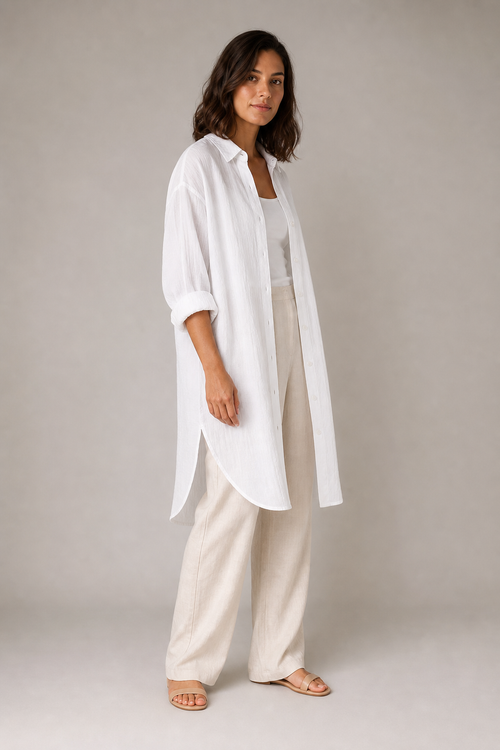 Camisa larga blanca de corte amplio, vista lateral.
