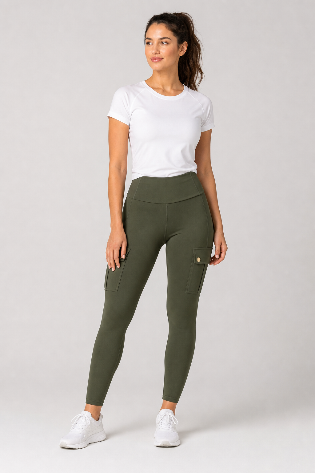 Leggings cargo verde oliva de cintura alta sobre modelo.