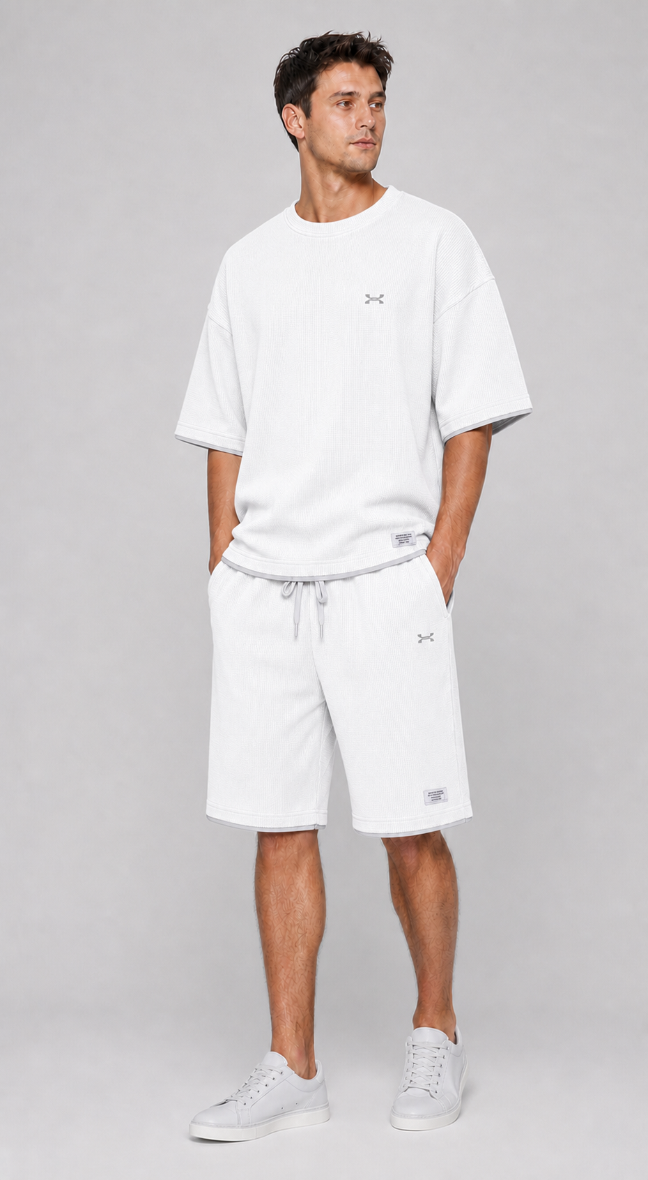 Conjunto deportivo blanco de camiseta y pantalón corto para hombre