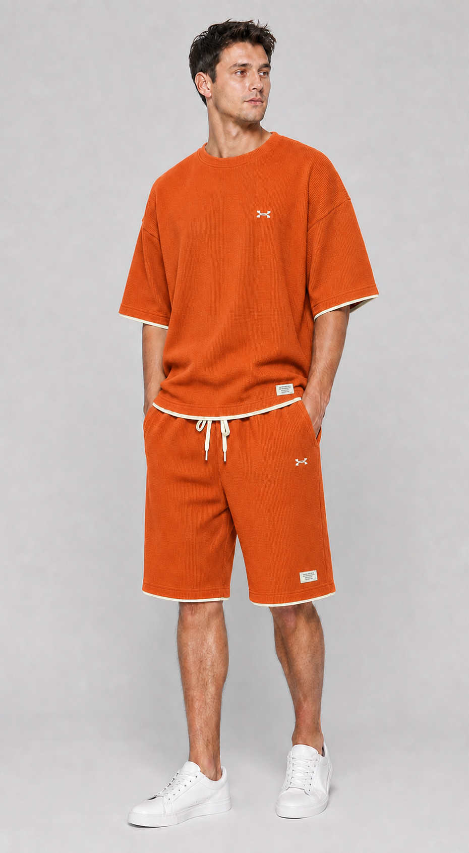 Conjunto deportivo naranja de camiseta y pantalón corto para hombre