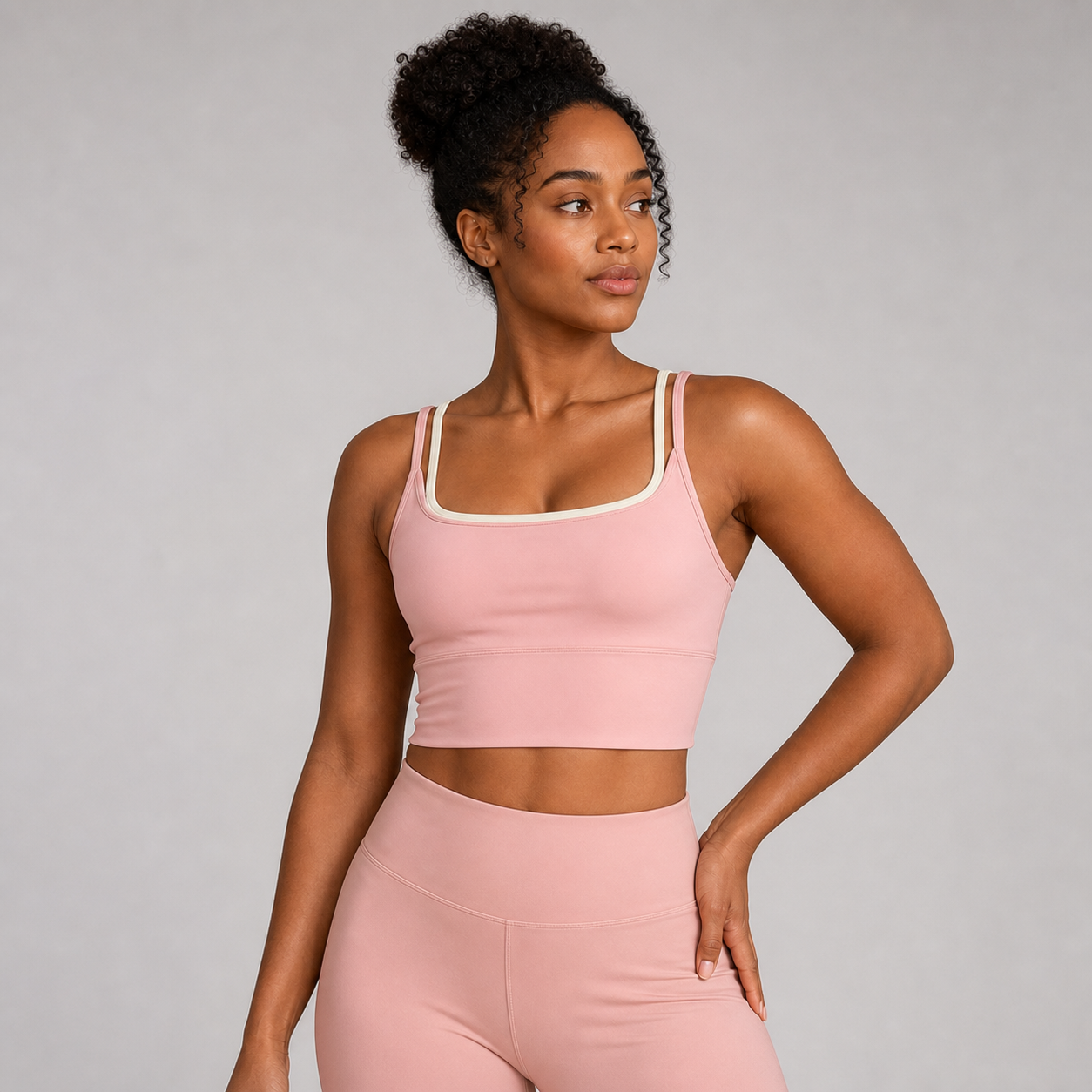 Modelo con sujetador deportivo rosa largo para mujer