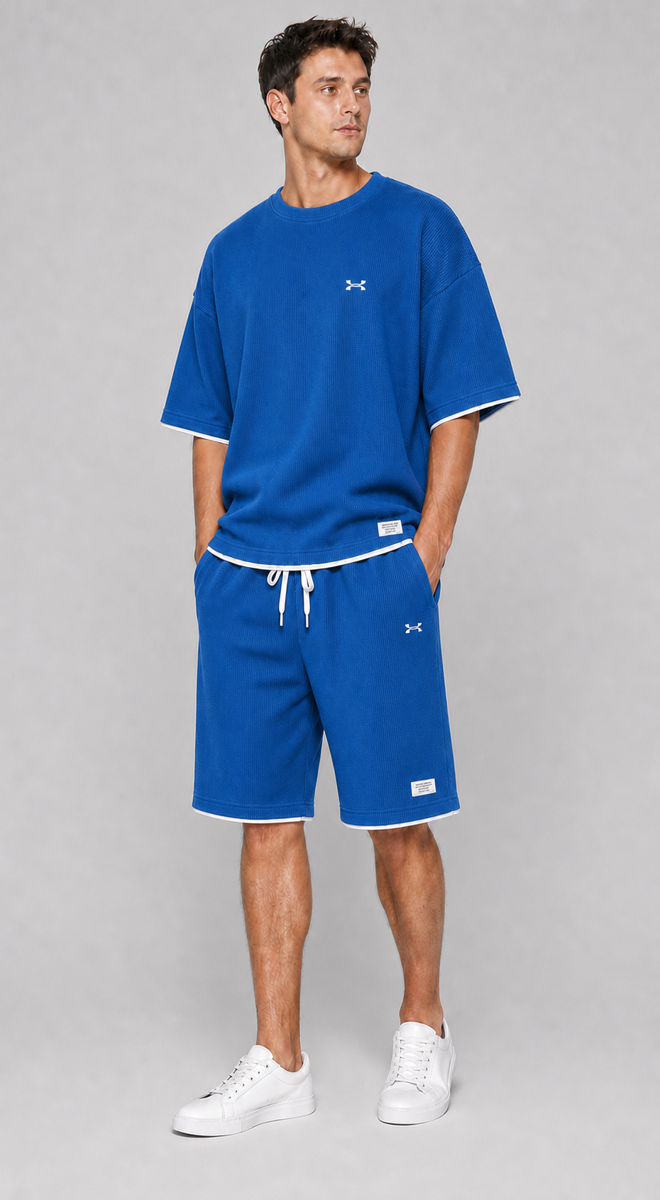 Conjunto deportivo azul de camiseta y pantalón corto para hombre