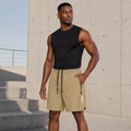 Modelo con pantalón corto deportivo caqui para hombre