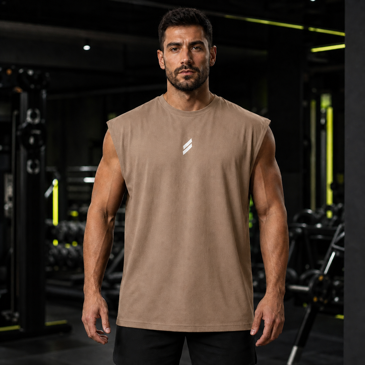 Camiseta deportiva sin mangas para hombre en caqui, vista frontal