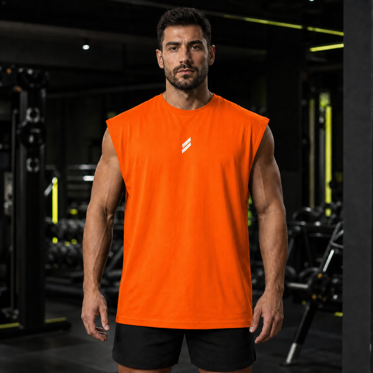 Camiseta deportiva sin mangas para hombre en naranja, vista frontal