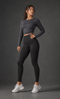 Vista frontal de mujer con legging seamless negro de tiro alto