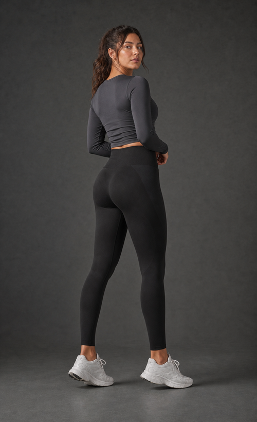 Vista trasera de mujer con legging deportivo negro sin costuras