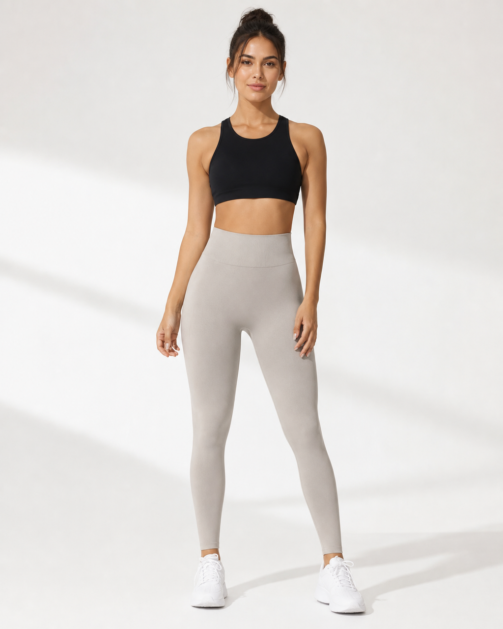 Vista frontal de mujer con legging seamless beige de tiro alto